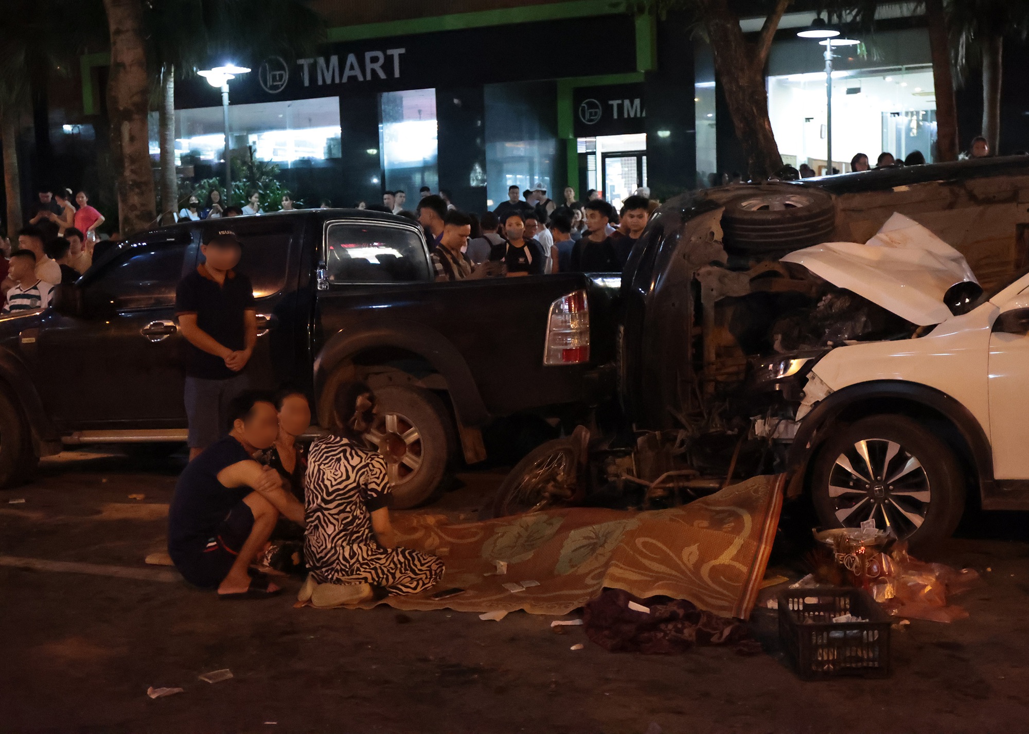 Người dân thất thần kể lại vụ ô tô tông liên hoàn ở Hà Nội: “Tiếng va chạm kinh khủng lắm, kêu rẹt rẹt rẹt rồi ầm một cái”- Ảnh 2.