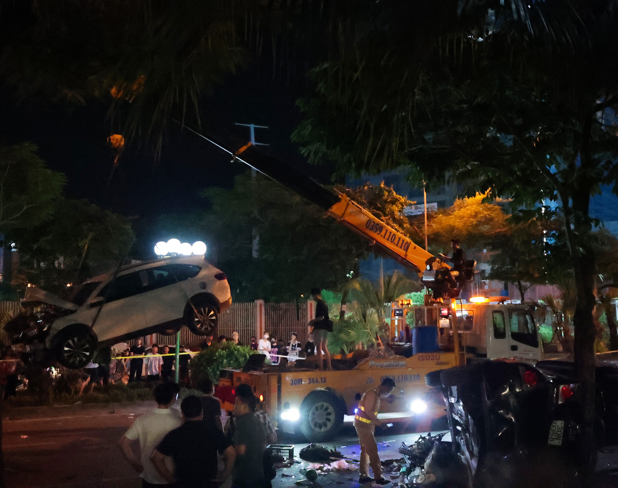 Cảnh tượng xé lòng: Người thân ngã quỵ bên thi thể nạn nhân vụ ô tô tông liên hoàn ở Hà Nội- Ảnh 5.