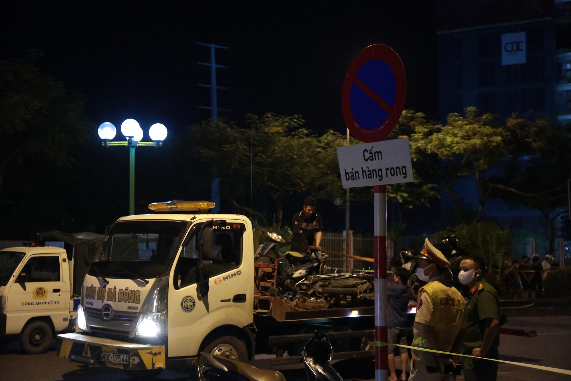 Cảnh tượng xé lòng: Người thân ngã quỵ bên thi thể nạn nhân vụ ô tô tông liên hoàn ở Hà Nội- Ảnh 8.