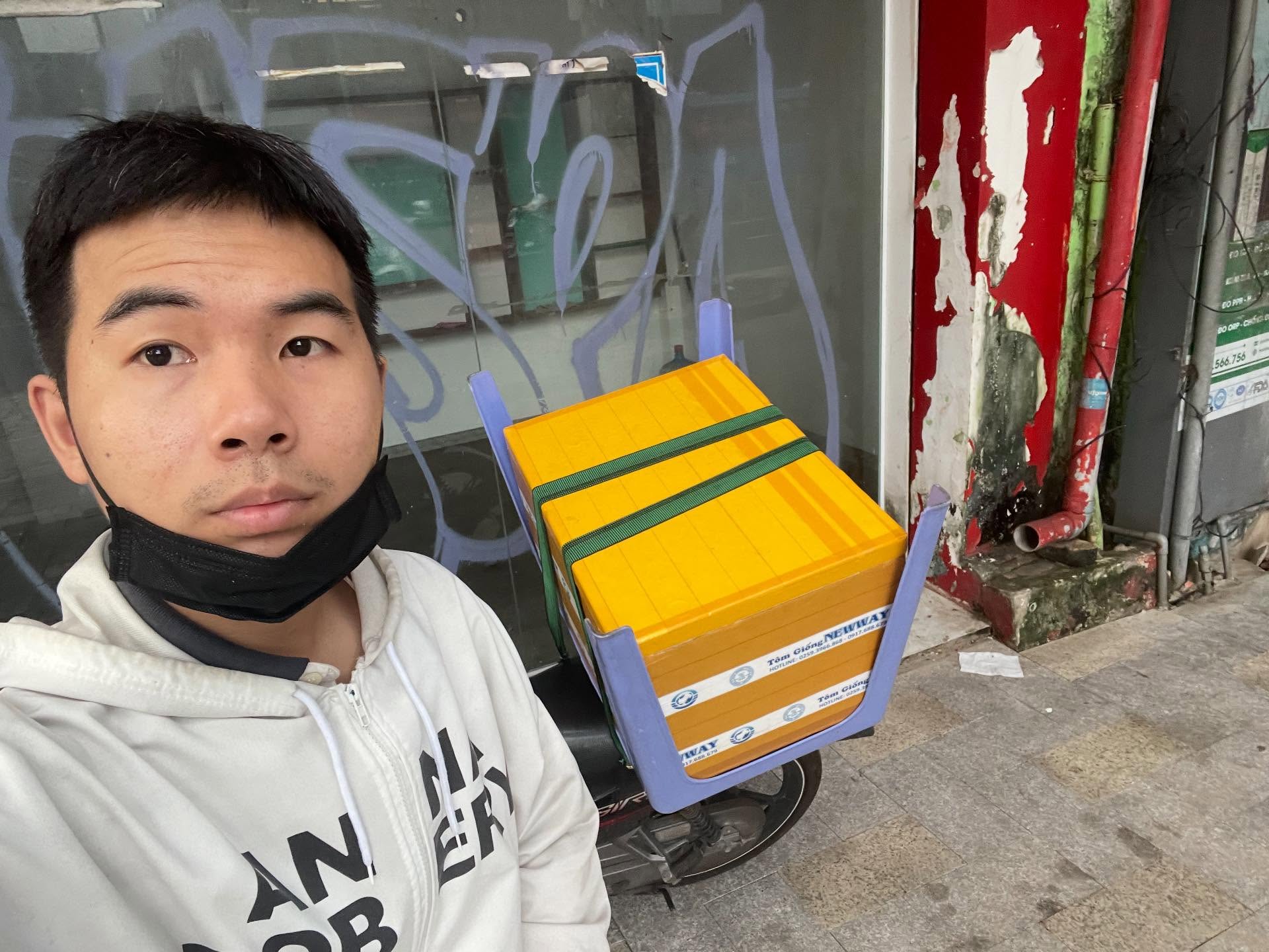 Hành trình chạy xe ôm, bán bún, dọn homestay kiếm 100 triệu mở quán nước của chàng trai 22 tuổi- Ảnh 1.