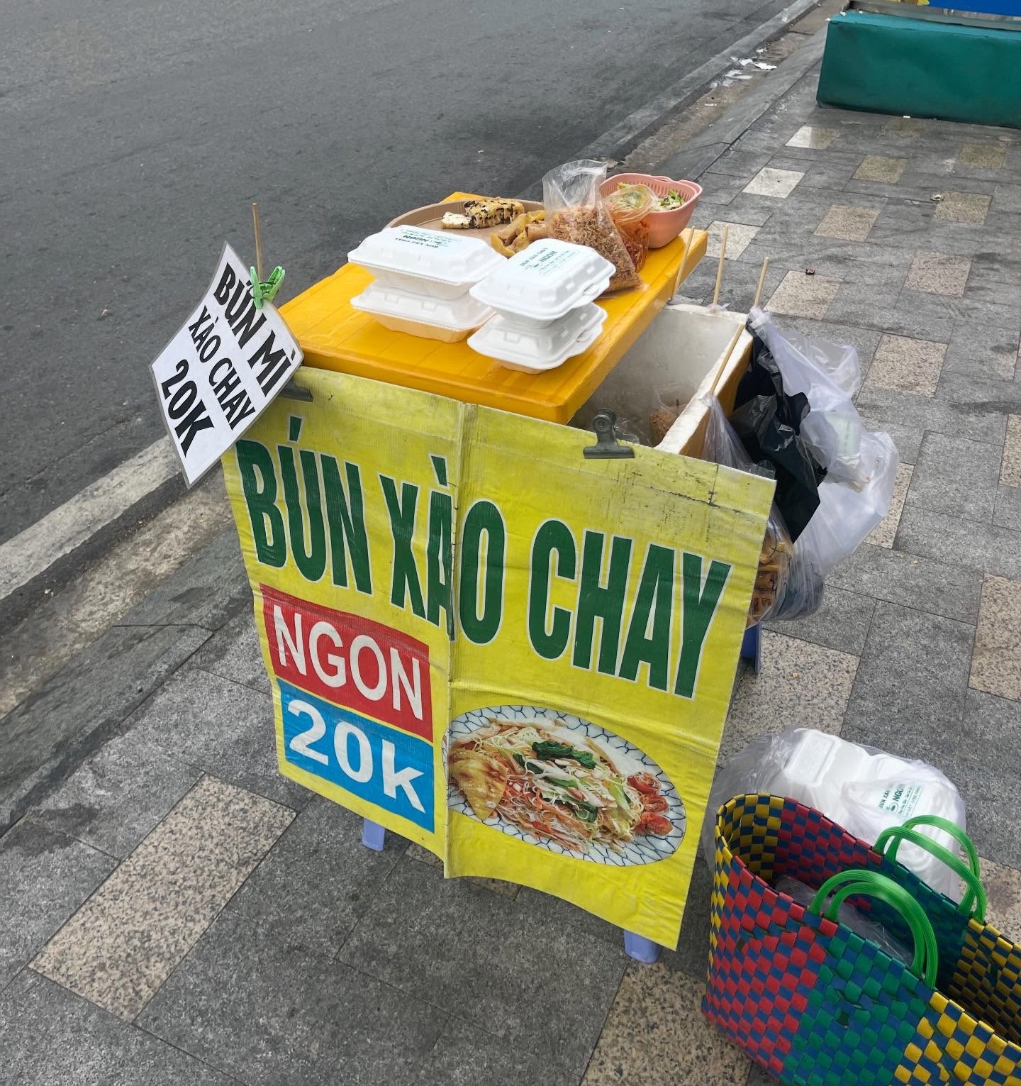Hành trình chạy xe ôm, bán bún, dọn homestay kiếm 100 triệu mở quán nước của chàng trai 22 tuổi- Ảnh 3.