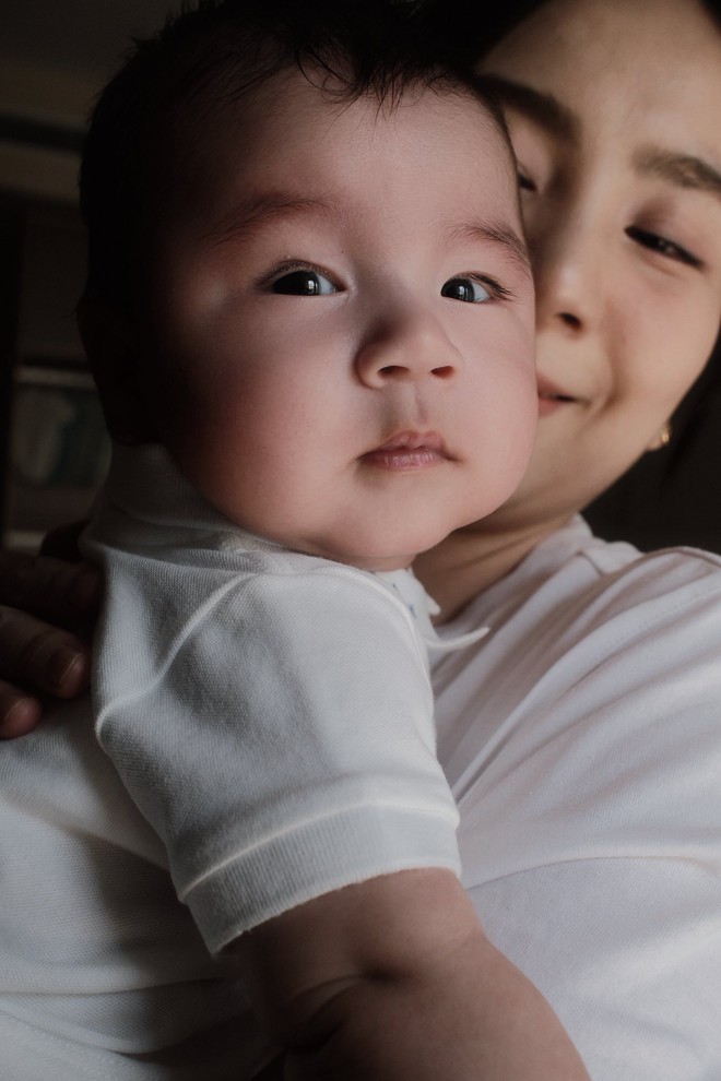 Mai Ngọc khoe ảnh căng đét của quý tử gần 3 tháng tuổi, ai cũng xuýt xoa: “Panda giống bố như đúc