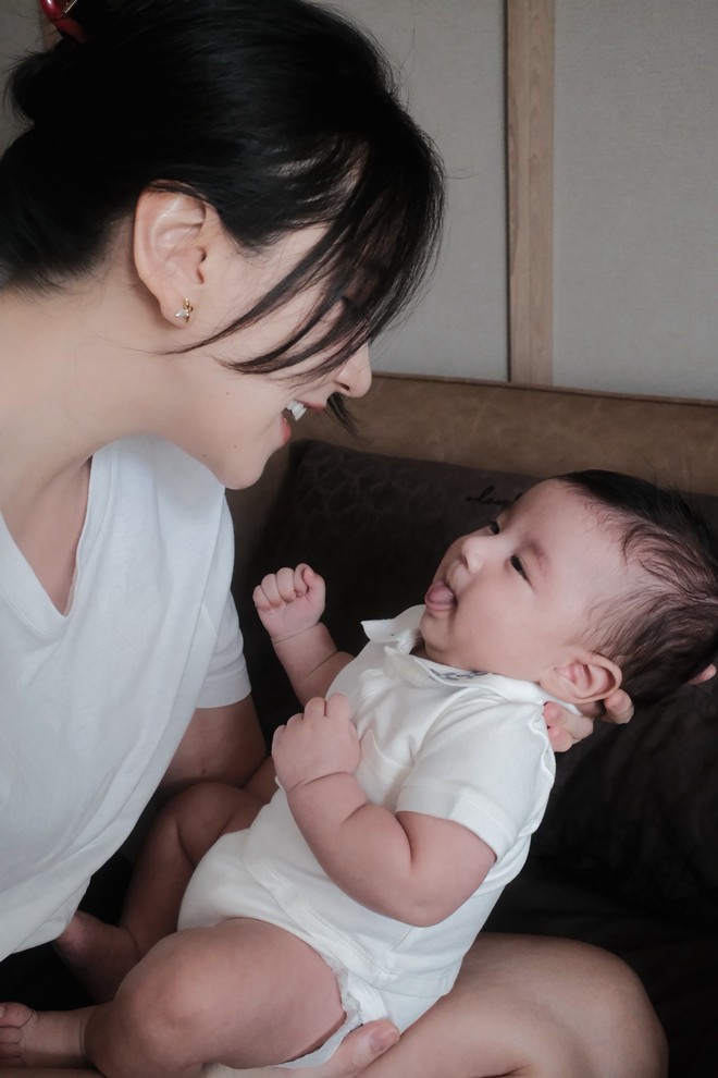 Mai Ngọc khoe ảnh căng đét của quý tử gần 3 tháng tuổi, ai cũng xuýt xoa: “Panda giống bố như đúc