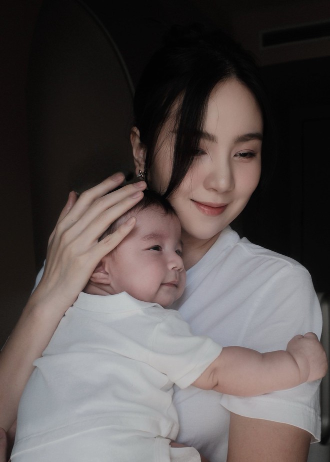 Mai Ngọc khoe ảnh căng đét của quý tử gần 3 tháng tuổi, ai cũng xuýt xoa: “Panda giống bố như đúc