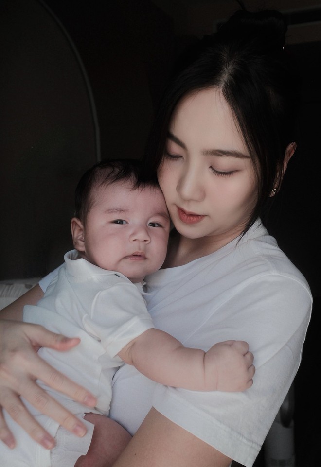 Mai Ngọc khoe ảnh căng đét của quý tử gần 3 tháng tuổi, ai cũng xuýt xoa: “Panda giống bố như đúc
