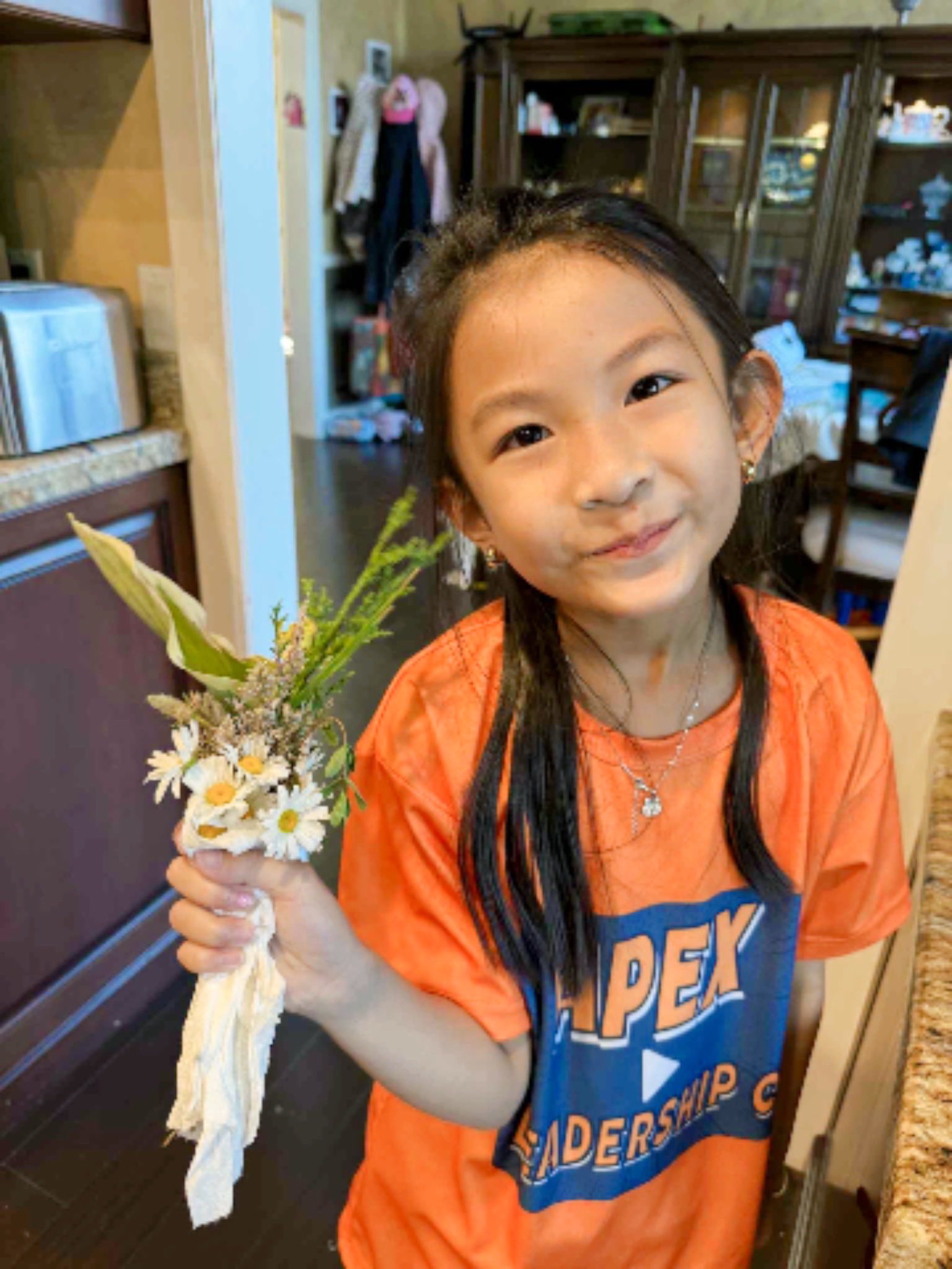 Mẹ ở cữ chăm sóc em bé, con gái đầu lòng của vợ chồng Lam Trường - Yến Phương làm 1 việc khiến ai cũng xúc động- Ảnh 3.