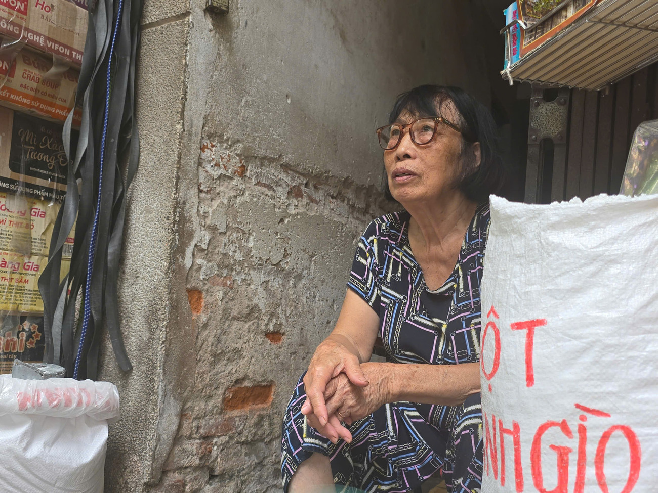Tha thiết chuyển xe điện nhưng nhà trong ngõ, không chỗ gửi, sạc ở đâu?- Ảnh 1.