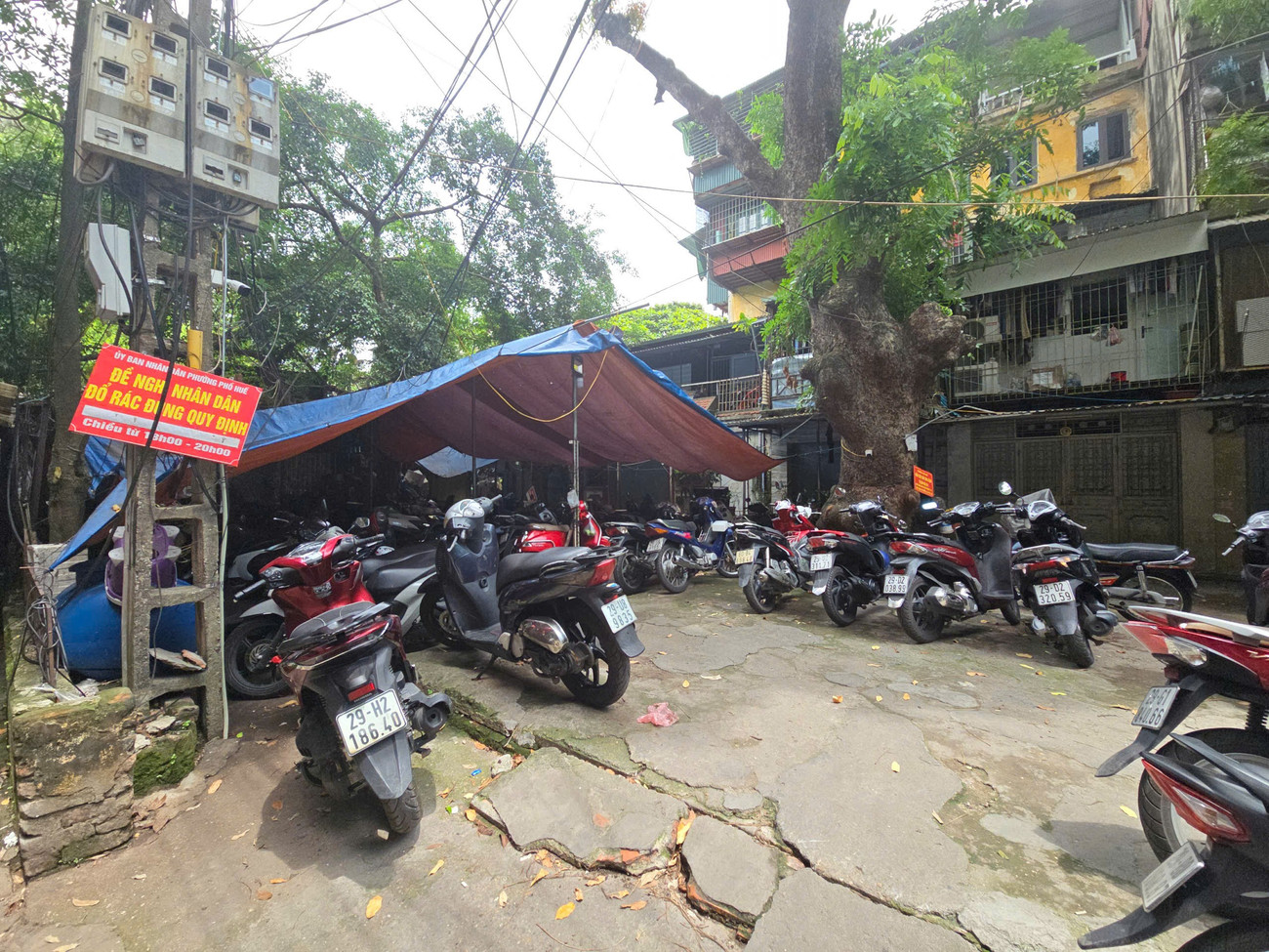 Tha thiết chuyển xe điện nhưng nhà trong ngõ, không chỗ gửi, sạc ở đâu?- Ảnh 5.
