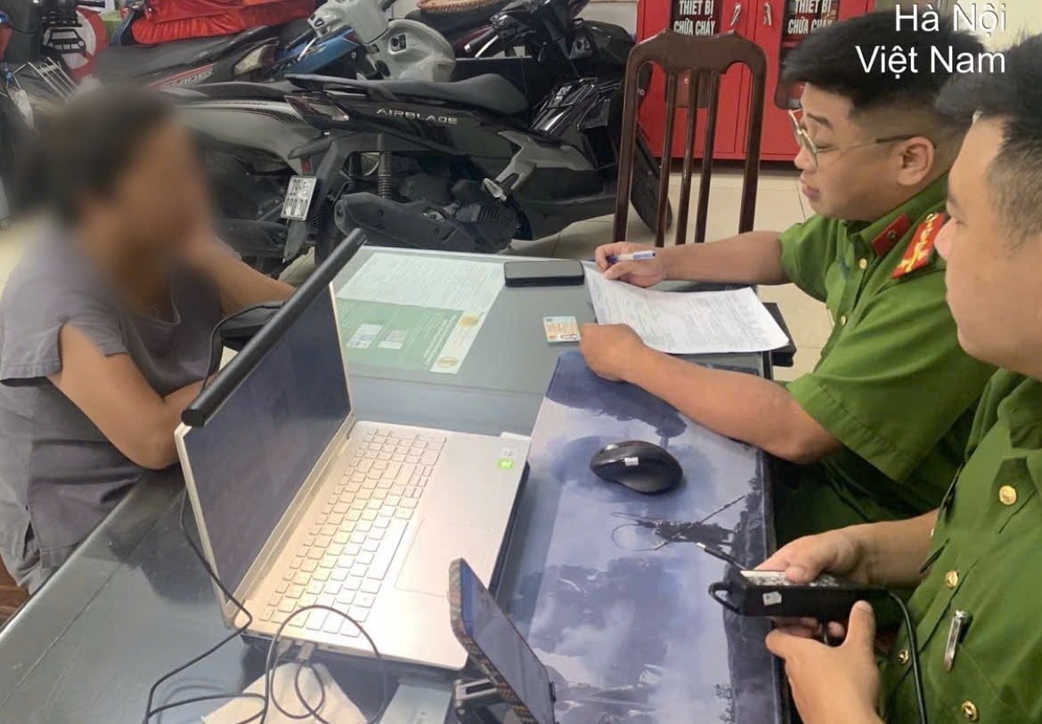 Mắng chửi, đòi thu tiền đỗ xe tại vỉa hè nhà tang lễ ở Hà Nội, người phụ nữ lập tức "lên phường" nộp phạt- Ảnh 2.