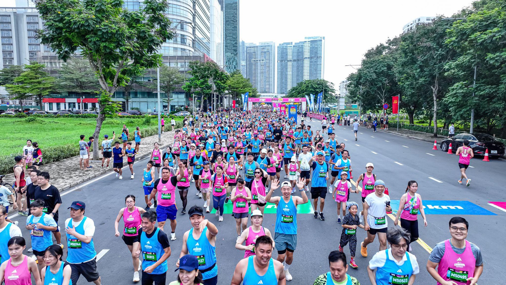 Lazada Run 2025: “Cơn lốc hồng” khuấy đảo TP.HCM, top VĐV và rất đông runners cùng đổ bộ “cực cháy” tại đường đua- Ảnh 1.