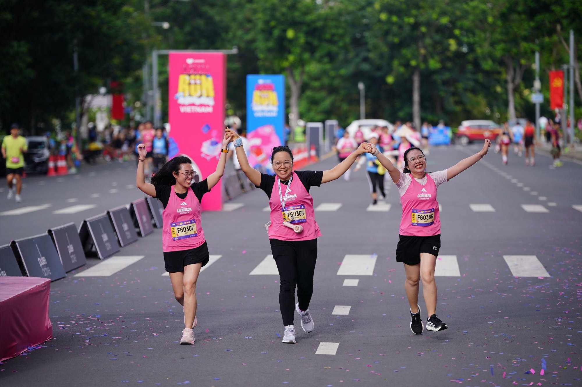 Lazada Run 2025: “Cơn lốc hồng” khuấy đảo TP.HCM, top VĐV và rất đông runners cùng đổ bộ “cực cháy” tại đường đua- Ảnh 2.