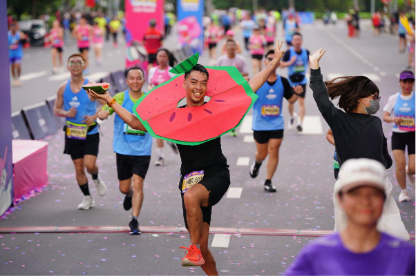 Lazada Run 2025: “Cơn lốc hồng” khuấy đảo TP.HCM, top VĐV và rất đông runners cùng đổ bộ “cực cháy” tại đường đua- Ảnh 7.