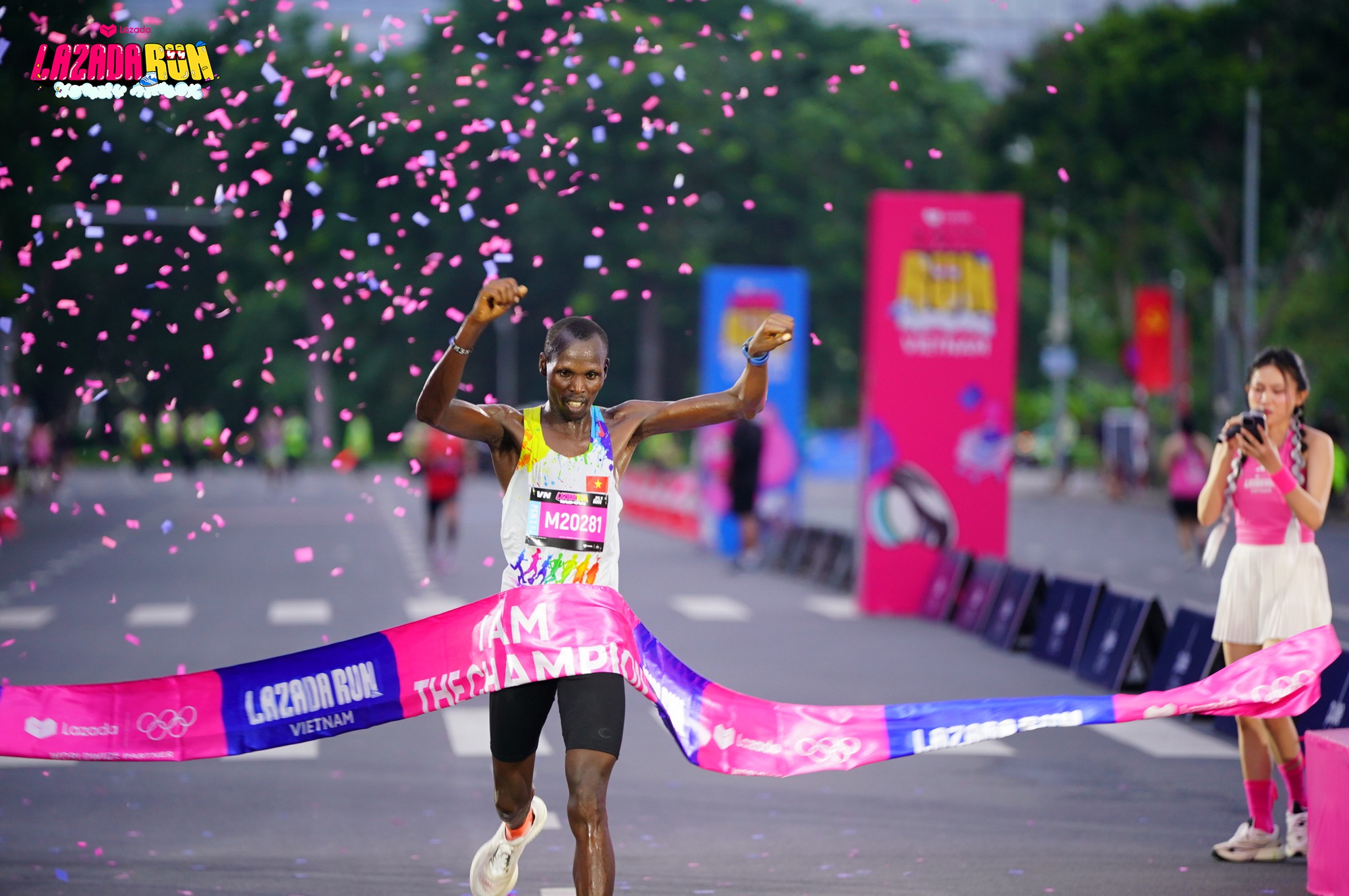 Lazada Run 2025: “Cơn lốc hồng” khuấy đảo TP.HCM, top VĐV và rất đông runners cùng đổ bộ “cực cháy” tại đường đua- Ảnh 3.