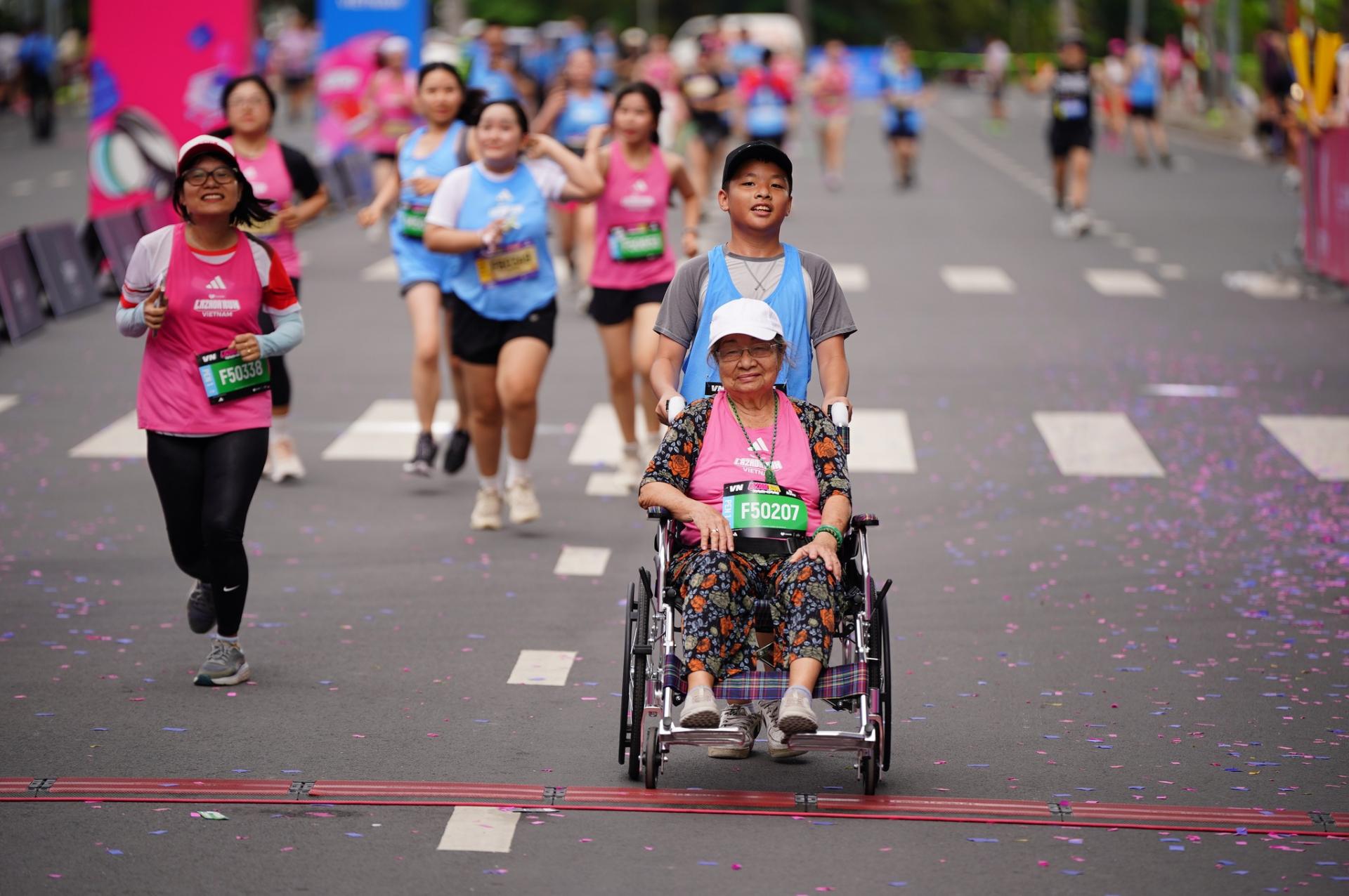 Lazada Run 2025: “Cơn lốc hồng” khuấy đảo TP.HCM, top VĐV và rất đông runners cùng đổ bộ “cực cháy” tại đường đua- Ảnh 4.