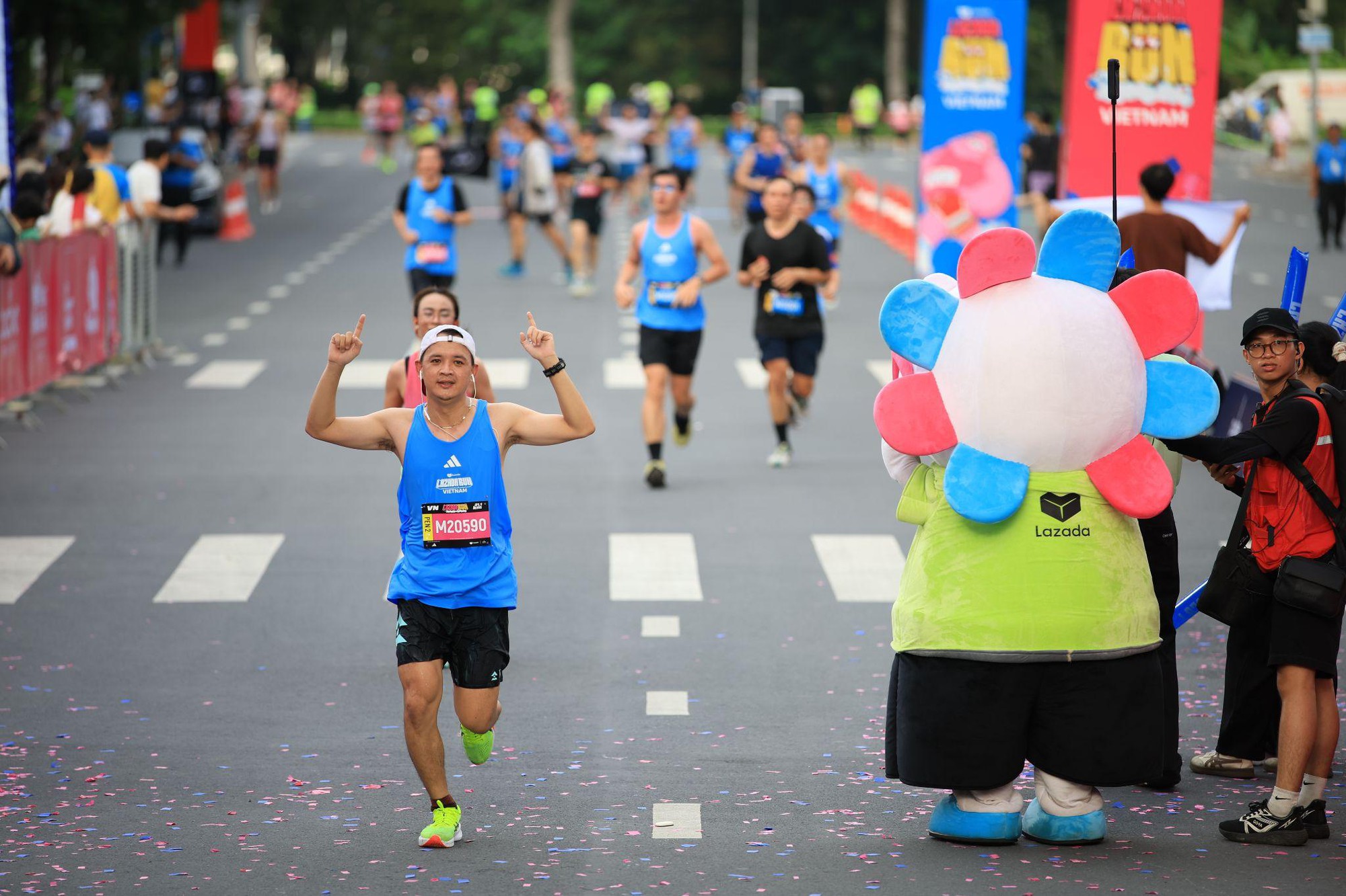 Lazada Run 2025: “Cơn lốc hồng” khuấy đảo TP.HCM, top VĐV và rất đông runners cùng đổ bộ “cực cháy” tại đường đua- Ảnh 5.