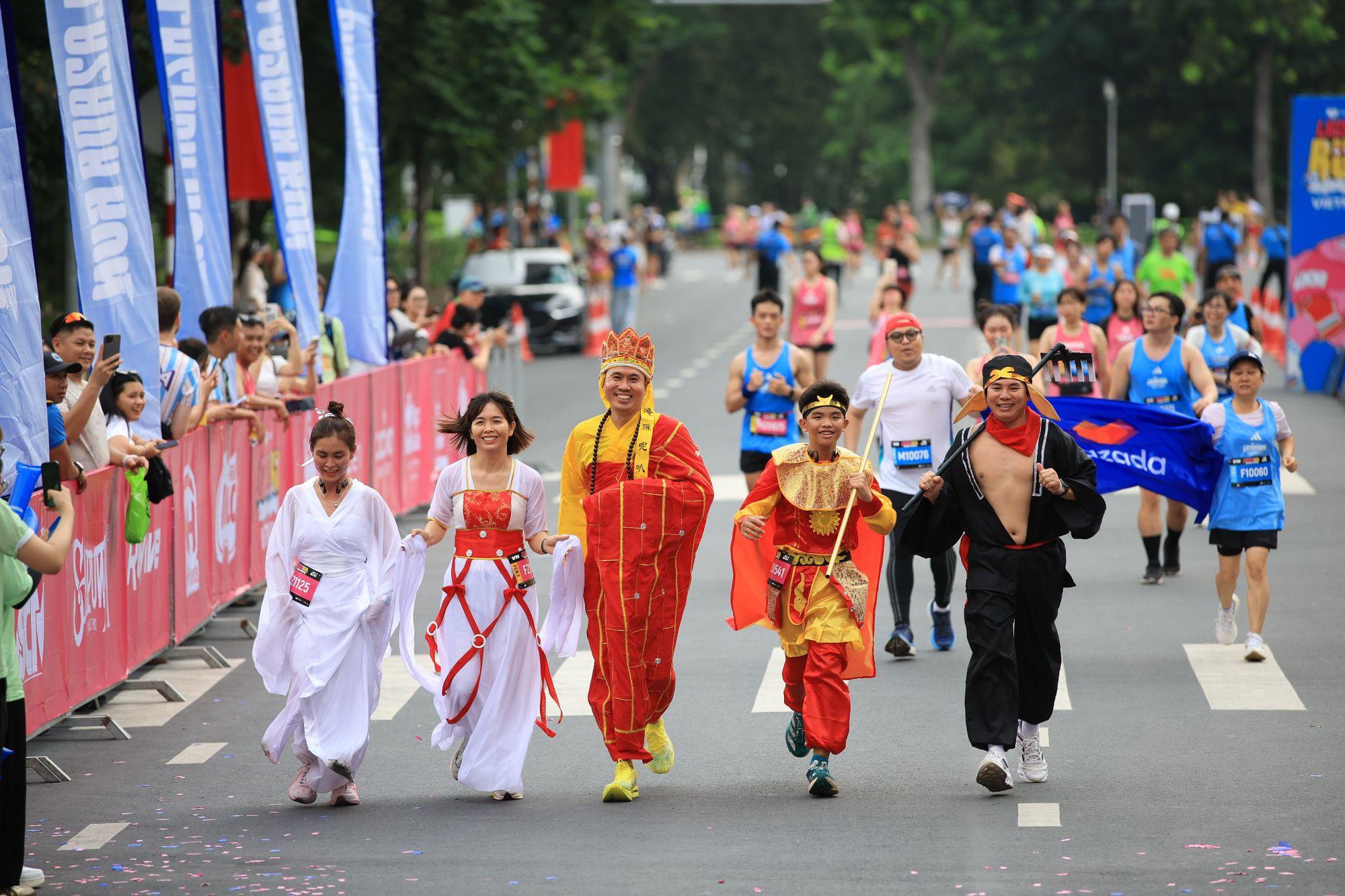 Lazada Run 2025: “Cơn lốc hồng” khuấy đảo TP.HCM, top VĐV và rất đông runners cùng đổ bộ “cực cháy” tại đường đua- Ảnh 6.