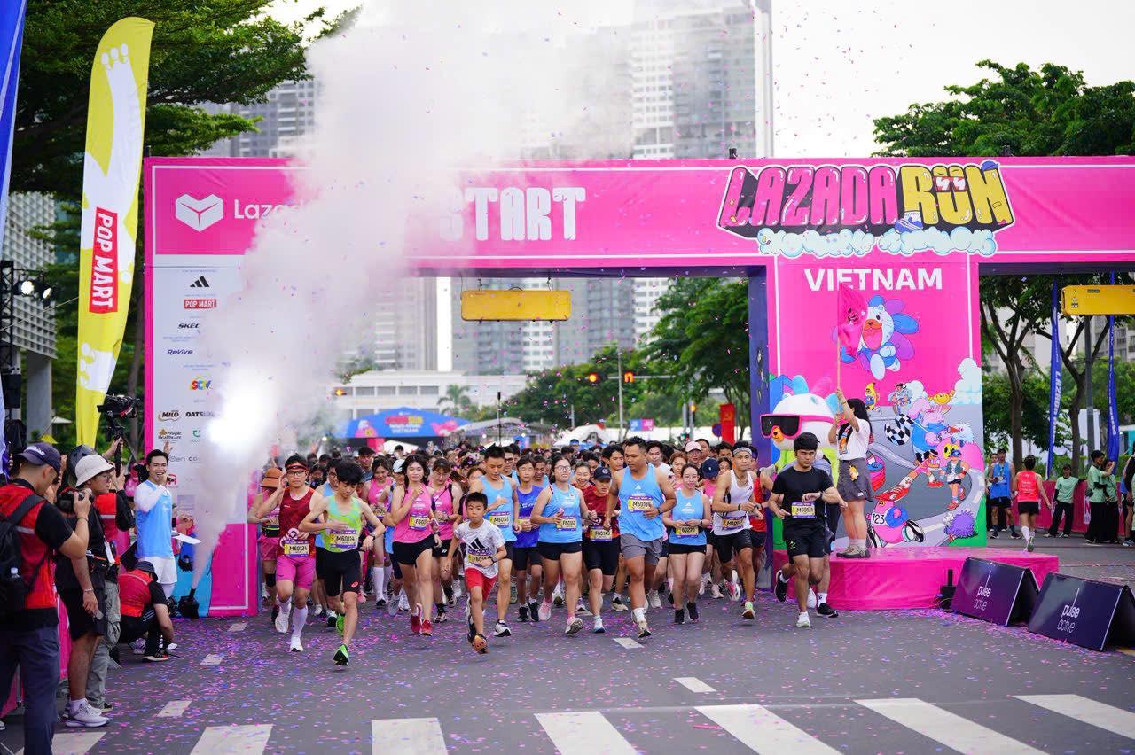 Lazada Run 2025: “Cơn lốc hồng” khuấy đảo TP.HCM, top VĐV và rất đông runners cùng đổ bộ “cực cháy” tại đường đua- Ảnh 8.
