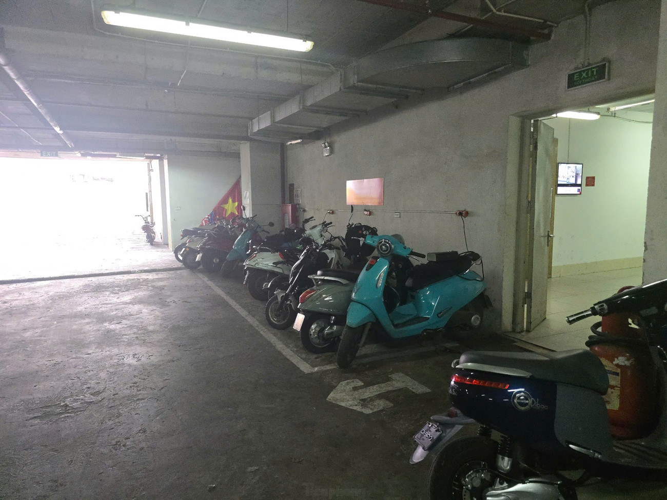 Tha thiết chuyển xe điện nhưng nhà trong ngõ, không chỗ gửi, sạc ở đâu?- Ảnh 4.