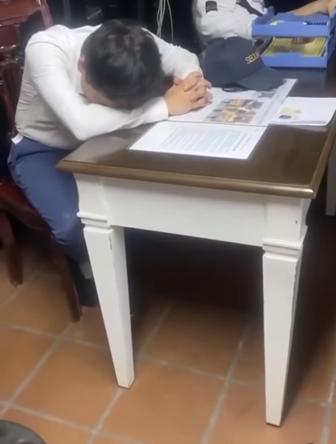 Nam giảng viên gây tai nạn liên hoàn ở Hà Nội khóc nức nở khi tỉnh rượu- Ảnh 1.