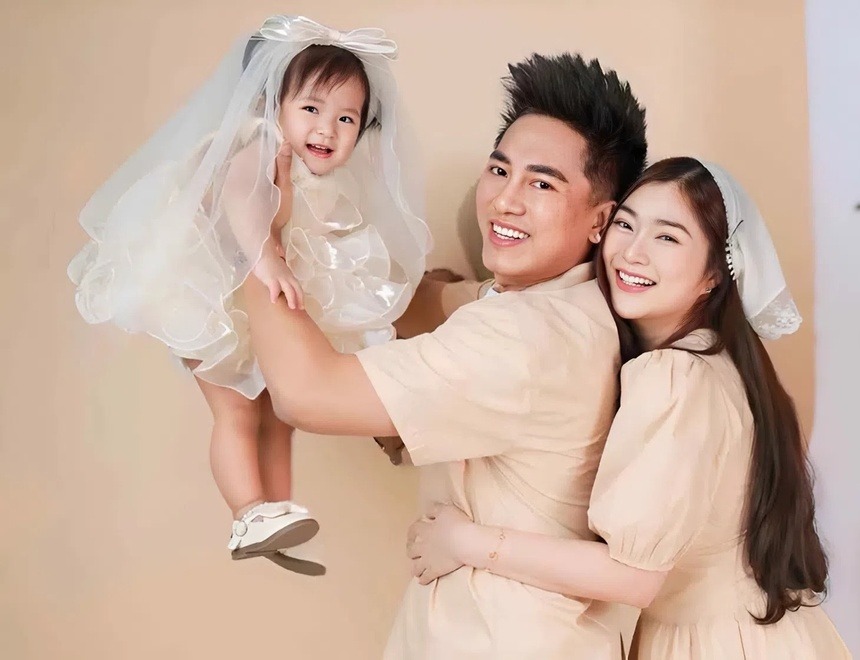 Hơn triệu người xem con gái Châu Khải Phong khóc tiễn bố đi diễn, ai cũng xuýt xoa: Con gái nhỏ như chiếc áo bông- Ảnh 3.