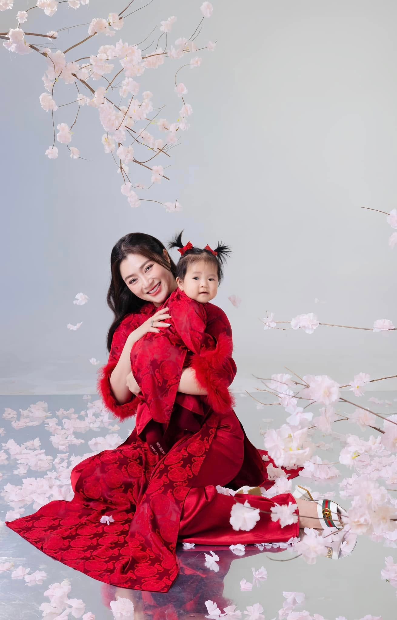 Hơn triệu người xem con gái Châu Khải Phong khóc tiễn bố đi diễn, ai cũng xuýt xoa: Con gái nhỏ như chiếc áo bông- Ảnh 2.