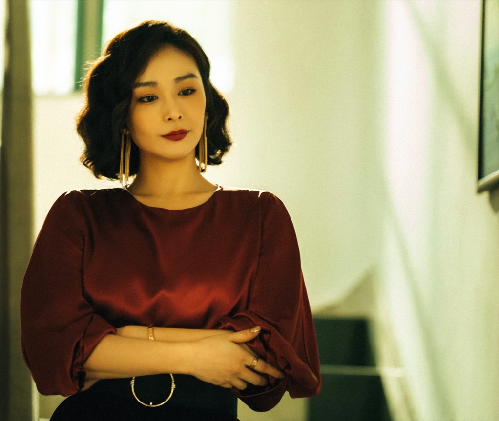 Tâm lý học "đọc vị" dáng đứng: Người đứng thẳng thường tự tin, người hay ngả đầu ra sau thì ngang ngạnh- Ảnh 2.
