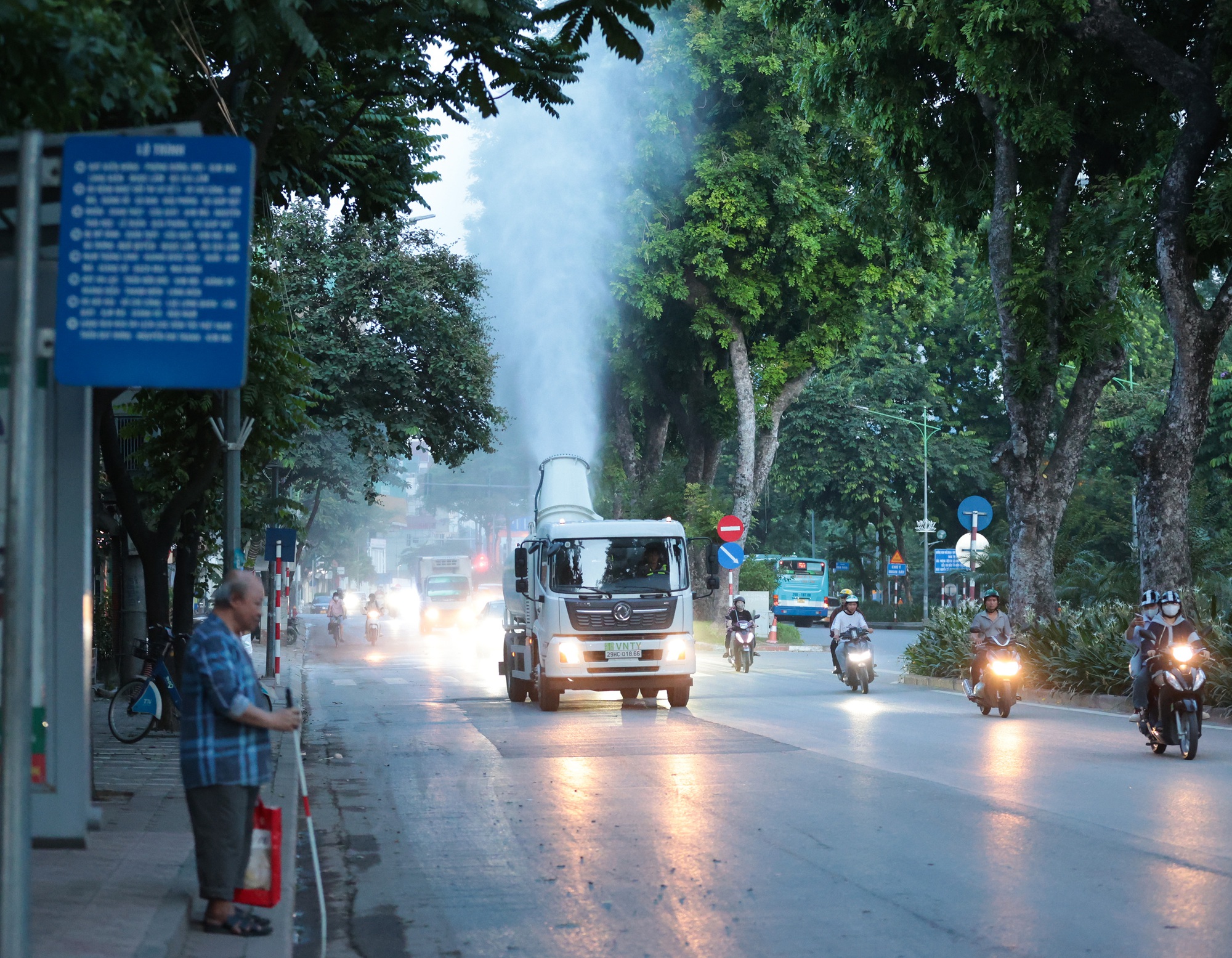 Cận cảnh "pháo xa sương mù" hoạt động trên các tuyến phố Hà Nội- Ảnh 9.