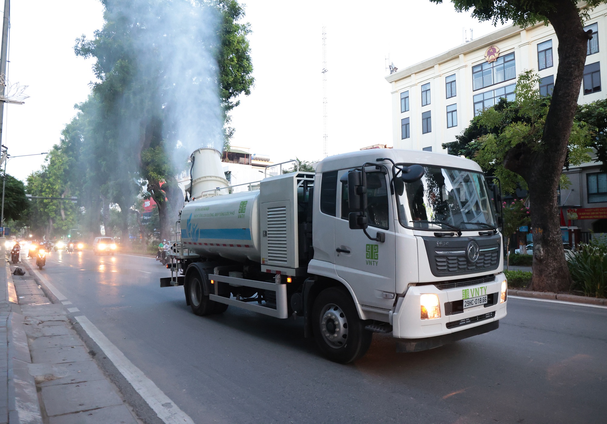 Cận cảnh "pháo xa sương mù" hoạt động trên các tuyến phố Hà Nội- Ảnh 10.
