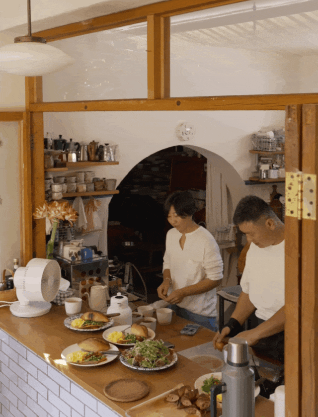 Bỏ phố về làng, cặp vợ chồng chỉ làm 3 ngày mỗi tuần, sống 