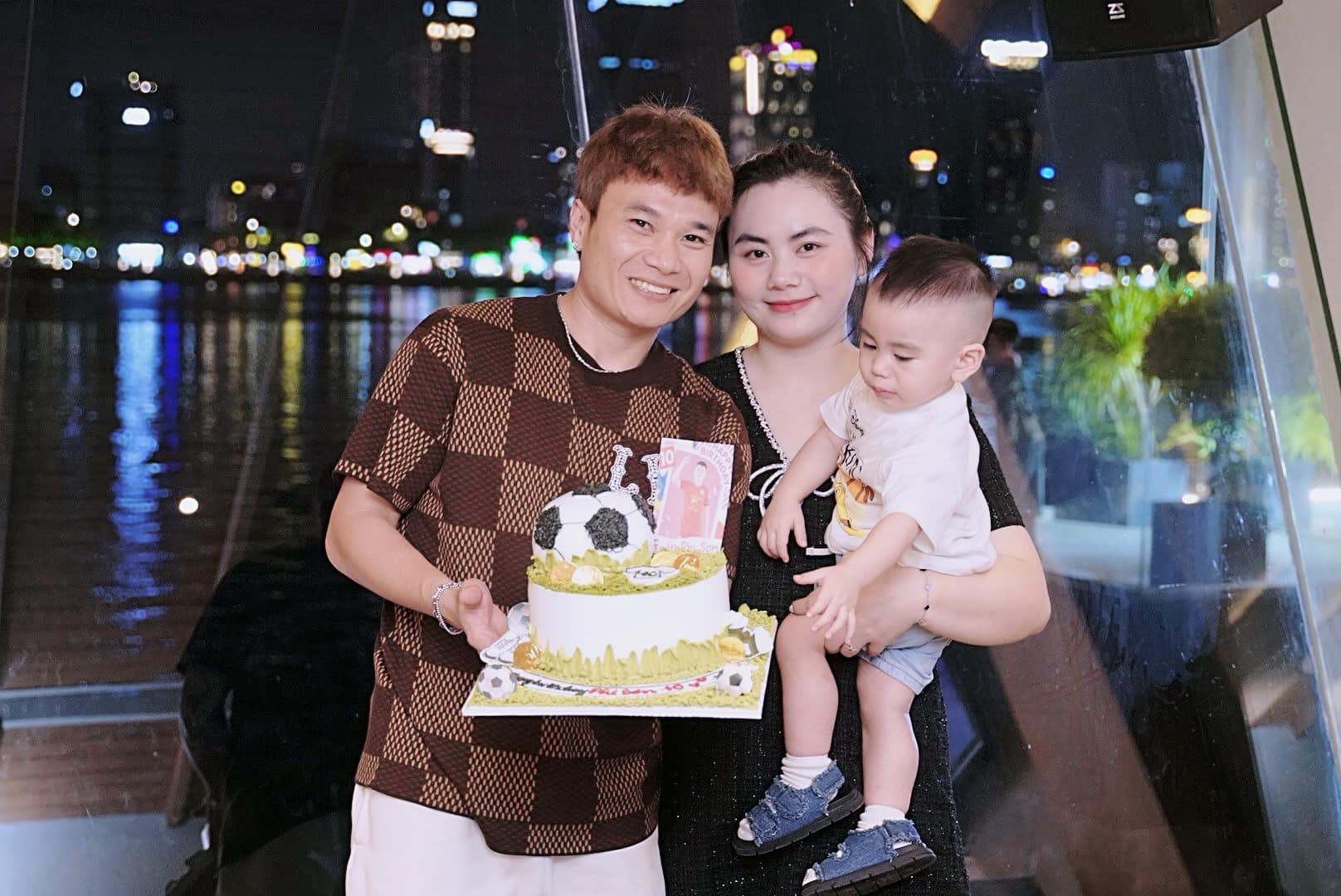 "Ronaldo Việt Nam" cưới vợ, visual cô dâu sáng bừng, dàn cầu thủ Xuân Trường, Tiến Dũng chúc mừng- Ảnh 4.
