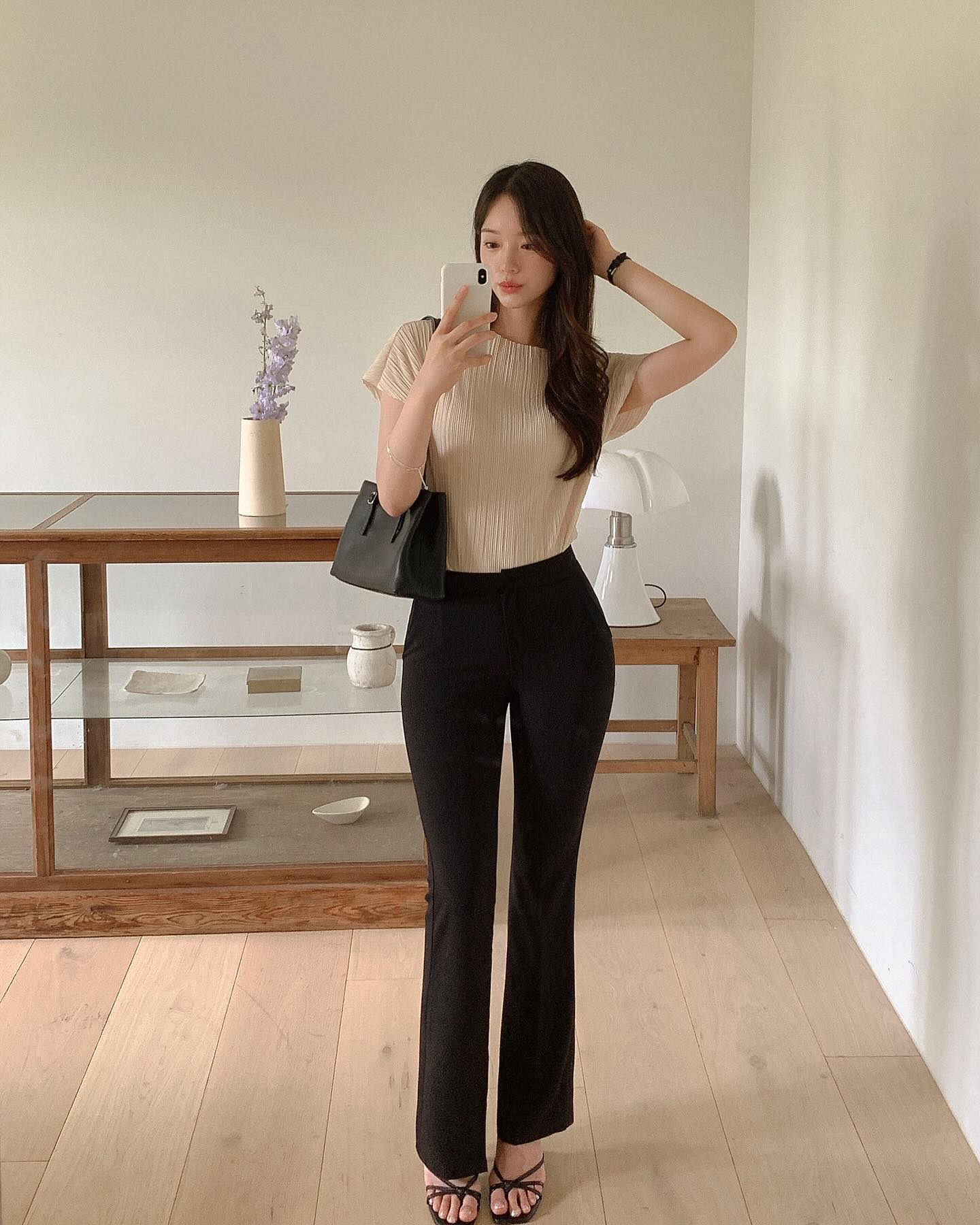 4 mẫu áo đẹp nhất để phối với quần đen, ai thích mặc đồ đơn giản mà vẫn muốn tỏa sáng nên ghim ngay- Ảnh 1.
