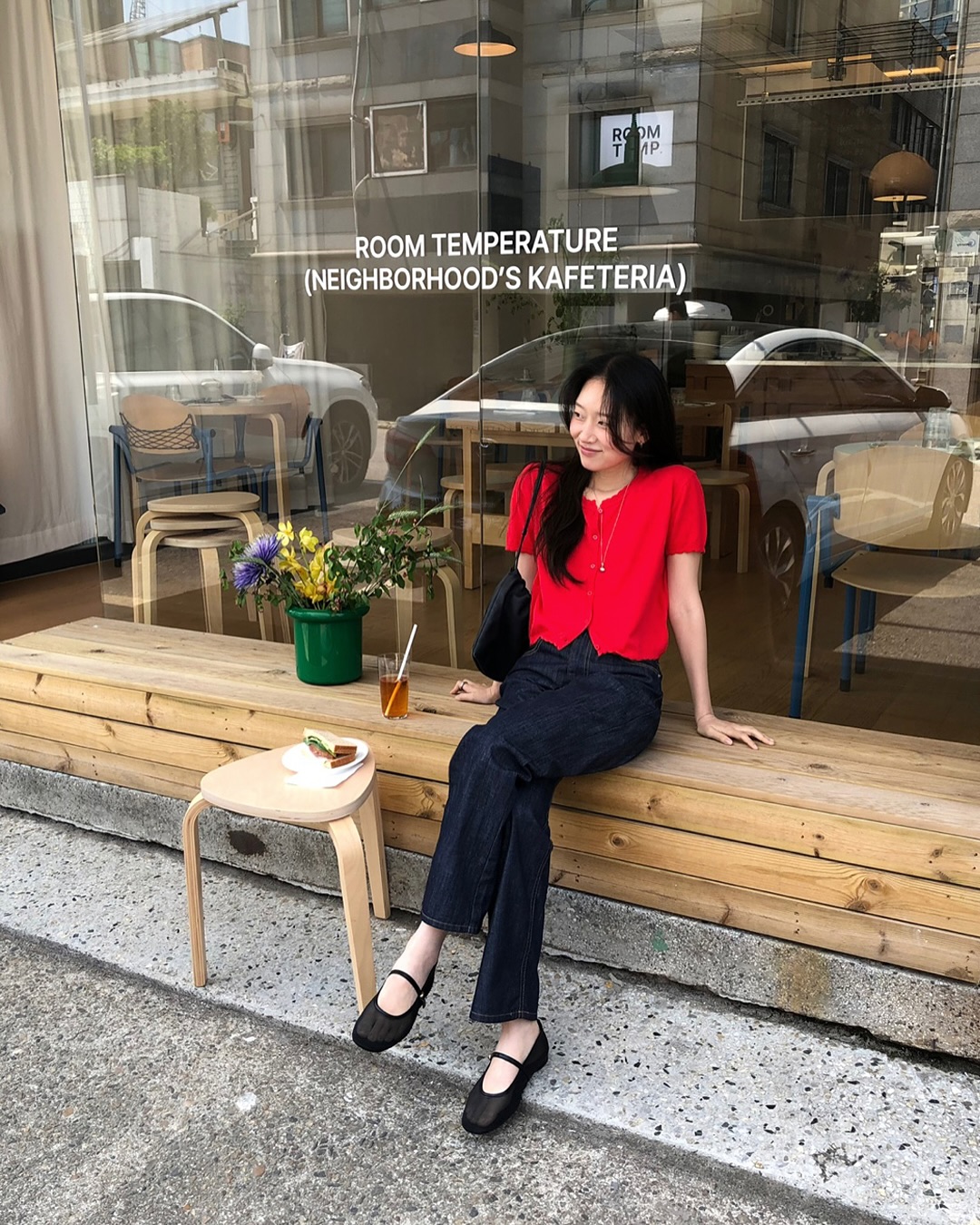 4 mẫu áo đẹp nhất để phối với quần đen, ai thích mặc đồ đơn giản mà vẫn muốn tỏa sáng nên ghim ngay- Ảnh 8.