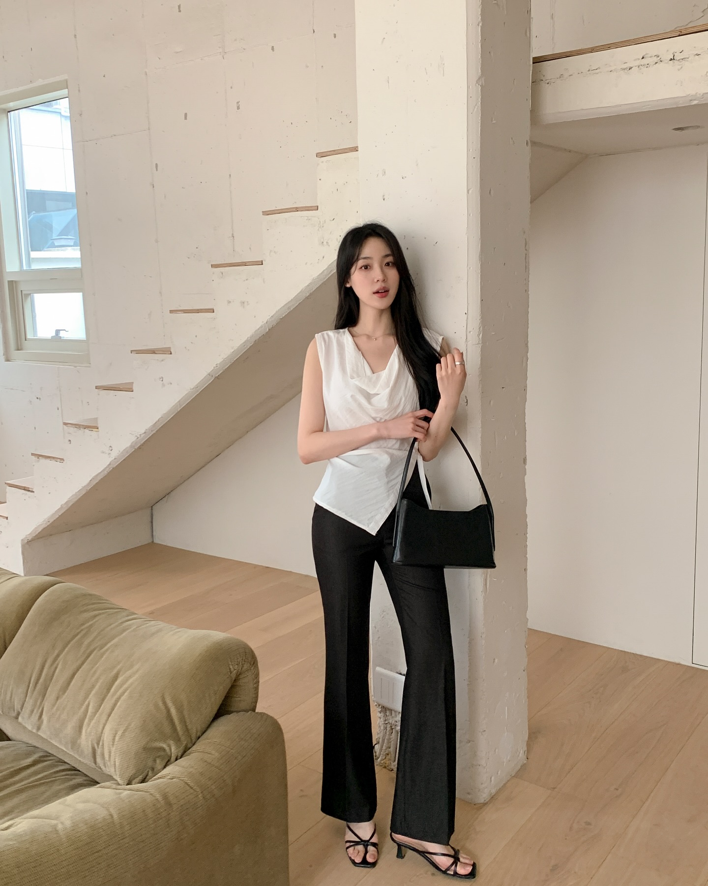 4 mẫu áo đẹp nhất để phối với quần đen, ai thích mặc đồ đơn giản mà vẫn muốn tỏa sáng nên ghim ngay- Ảnh 9.