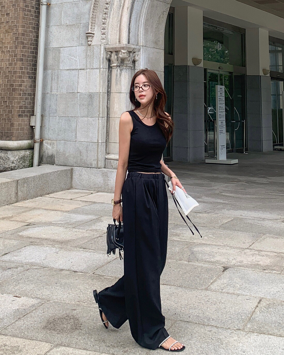 4 mẫu áo đẹp nhất để phối với quần đen, ai thích mặc đồ đơn giản mà vẫn muốn tỏa sáng nên ghim ngay- Ảnh 5.
