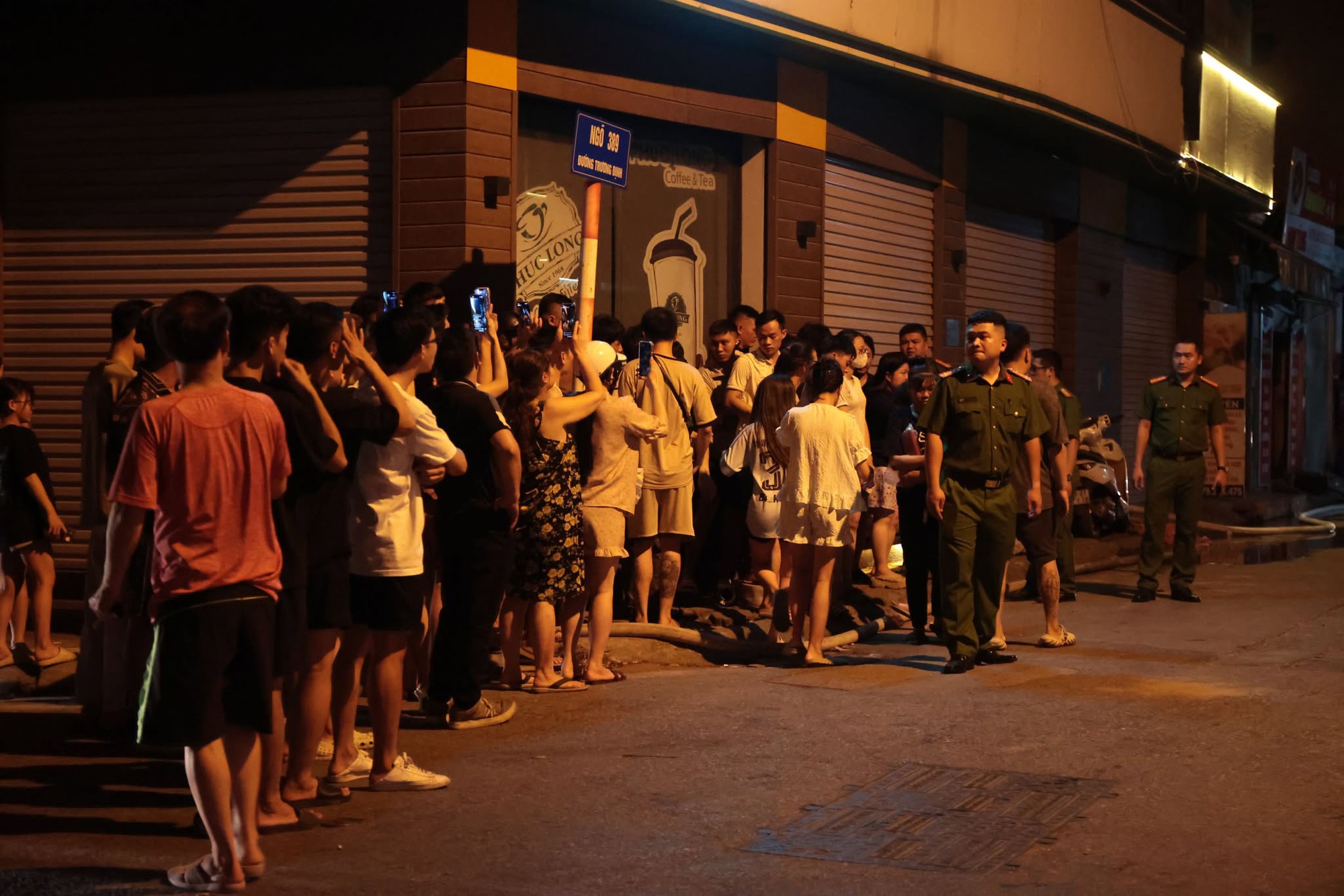 Hà Nội: Cháy lớn trong đêm tại phố Trương Định, lửa bùng dữ dội khiến người dân hoảng sợ- Ảnh 3.