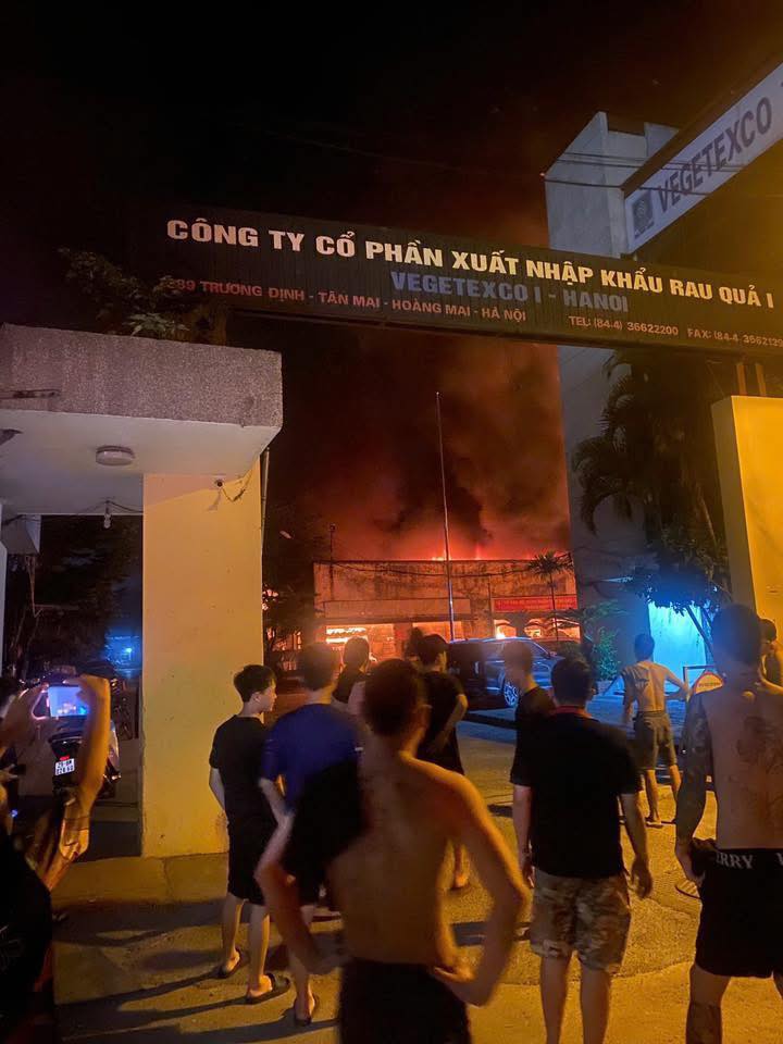 Hà Nội: Cháy lớn trong đêm tại phố Trương Định, lửa bùng dữ dội khiến người dân hoảng sợ- Ảnh 3. Hà Nội: Cháy lớn trong đêm tại phố Trương Định, lửa bùng dữ dội khiến người dân hoảng sợ- Ảnh 3.