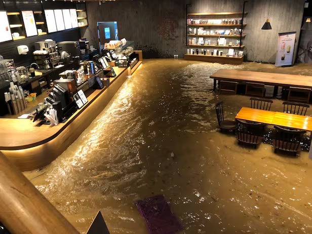 Hàn Quốc ngày thứ 3 oằn mình trong mưa lũ lịch sử: Siêu thị, Starbucks ngập kinh hoàng, ô tô chỉ thấy nóc, 5.000 người bỗng "vô gia cư"- Ảnh 8.