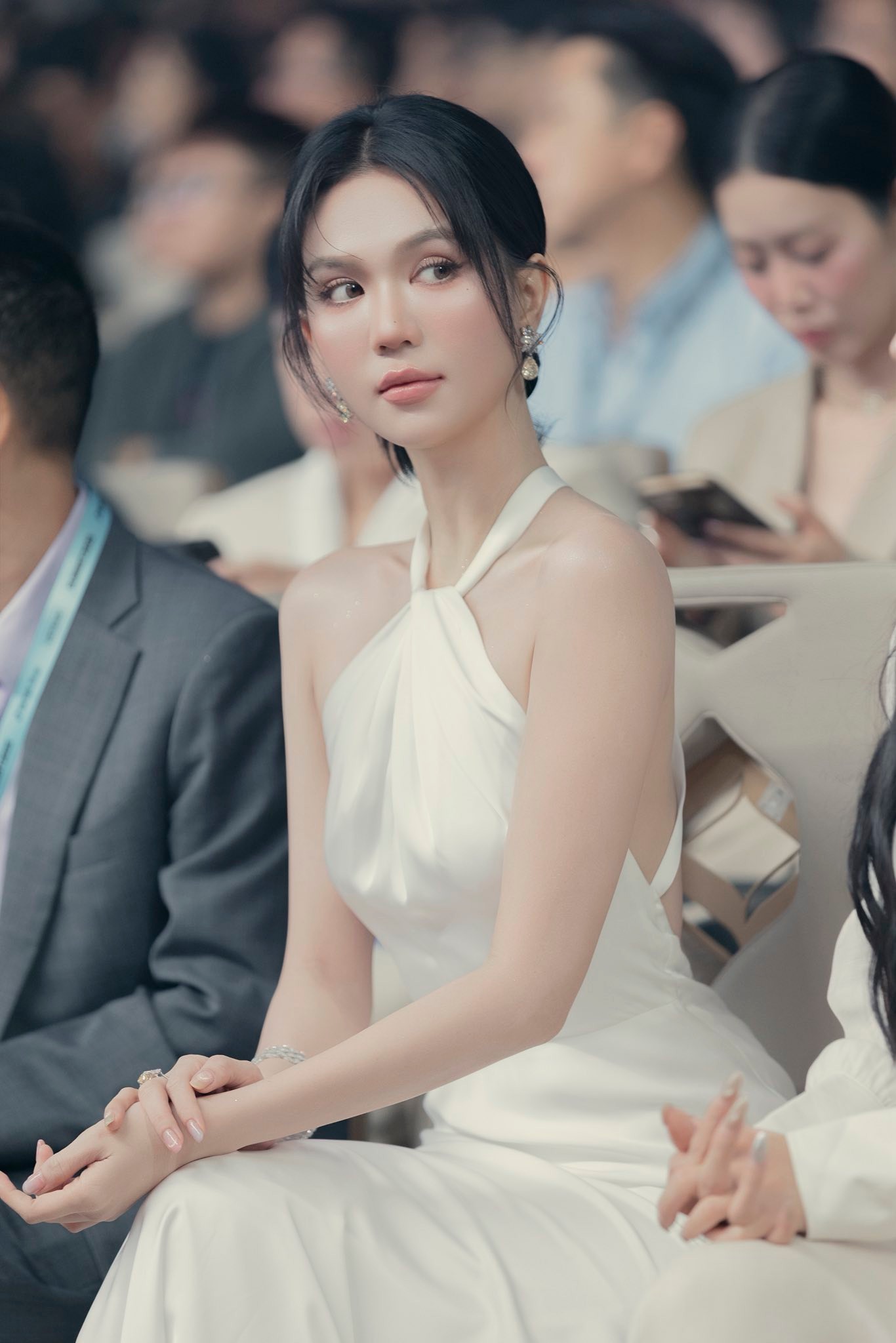 Clip: Ngọc Trinh cười nhạt, quay ngoắt bỏ đi khi vừa nghe tên người này- Ảnh 2.