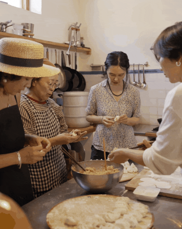 Bỏ phố về làng, cặp vợ chồng chỉ làm 3 ngày mỗi tuần, sống 