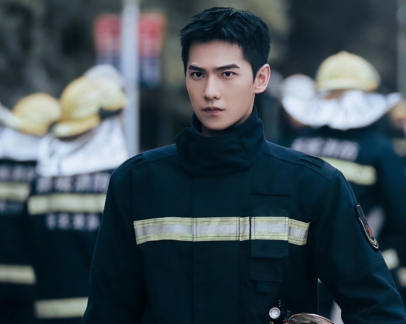 Tâm lý học "đọc vị" dáng đứng: Người đứng thẳng thường tự tin, người hay ngả đầu ra sau thì ngang ngạnh- Ảnh 1.