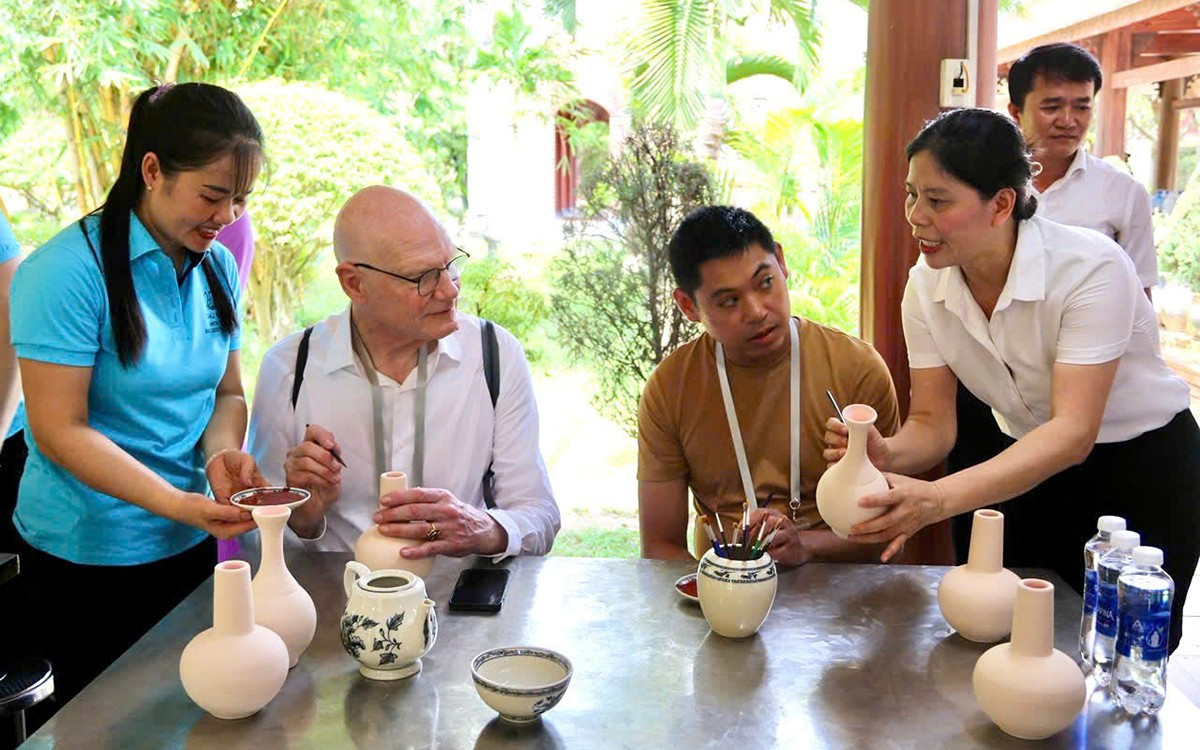Khách quốc tế ấn tượng với di sản Cát Bà, trải nghiệm làm gốm Chu Đậu- Ảnh 11.