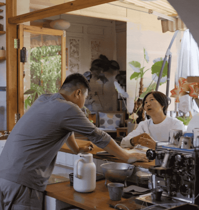 Bỏ phố về làng, cặp vợ chồng chỉ làm 3 ngày mỗi tuần, sống 