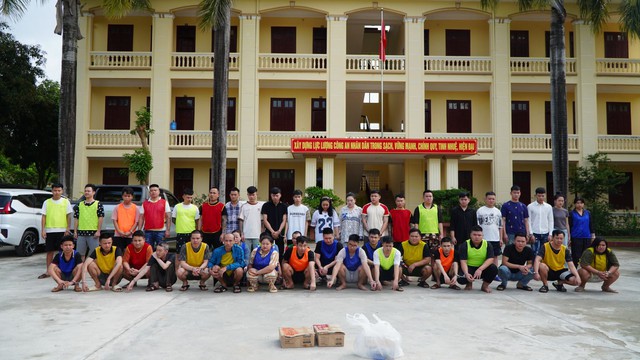 Gần 200 cảnh sát ra quân, bắt 74 người, tịch thu 2 thùng tài liệu lớn chứa hàng trăm kịch bản lừa đảo- Ảnh 2.