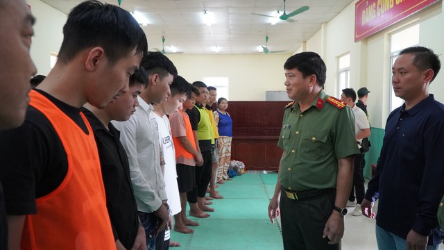 Gần 200 cảnh sát ra quân, bắt 74 người, tịch thu 2 thùng tài liệu lớn chứa hàng trăm kịch bản lừa đảo- Ảnh 5.