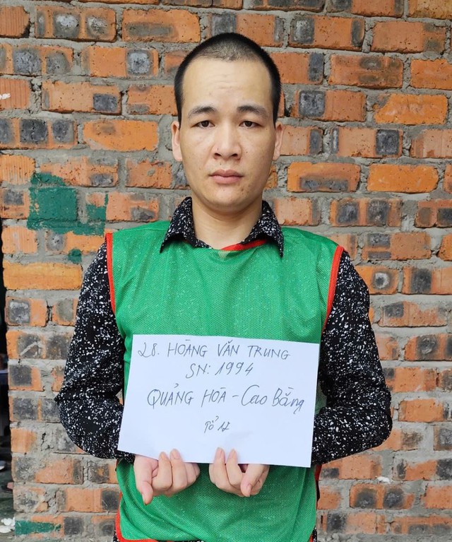 Gần 200 cảnh sát ra quân, bắt 74 người, tịch thu 2 thùng tài liệu lớn chứa hàng trăm kịch bản lừa đảo- Ảnh 1.
