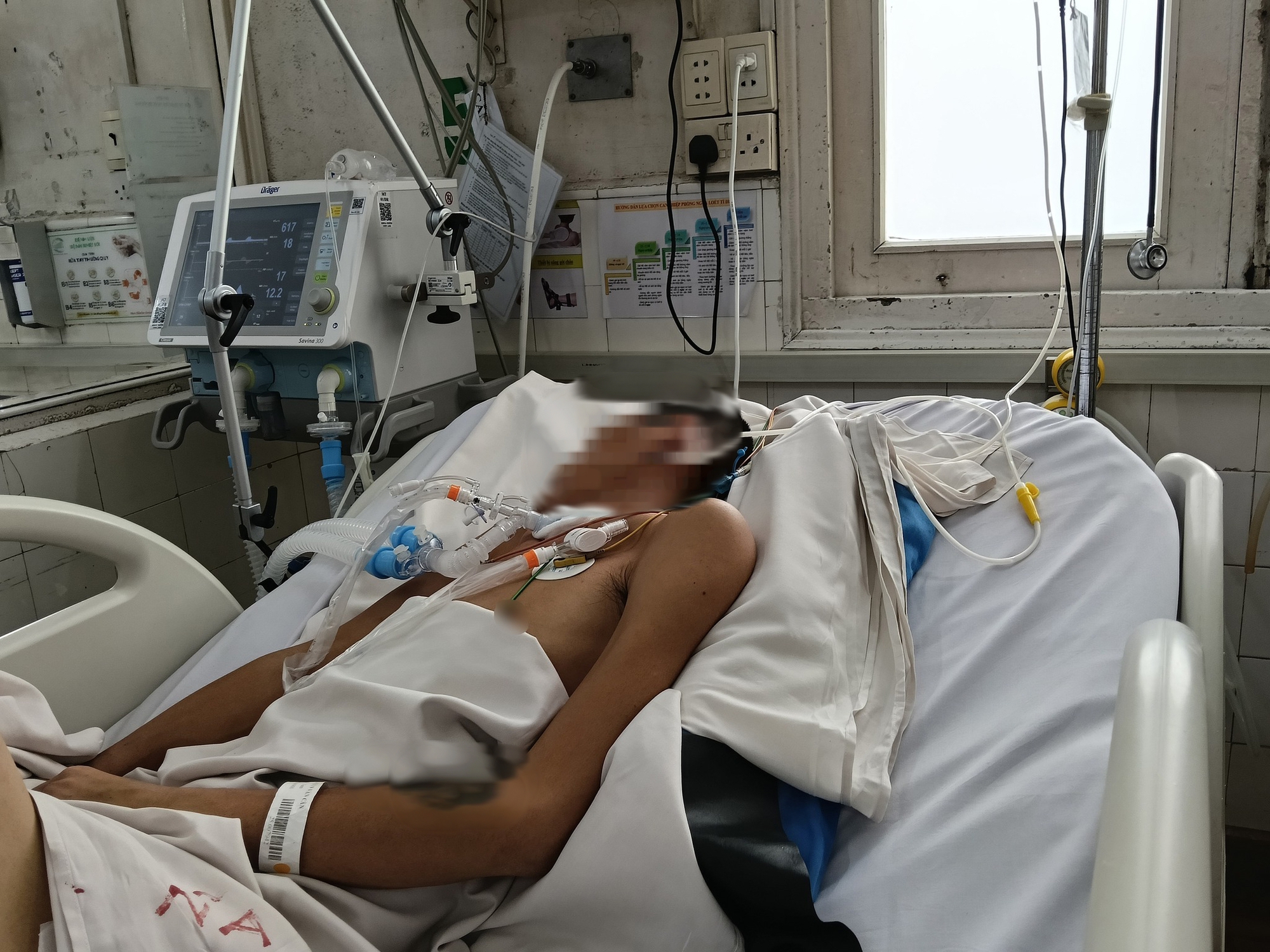 Căn bệnh khiến người cha trẻ nằm viện 2 năm, chưa một lần được ẵm con mới sinh- Ảnh 1.