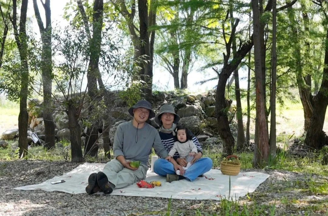 Bỏ phố về làng, cặp vợ chồng chỉ làm 3 ngày mỗi tuần, sống 