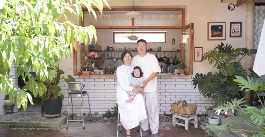Bỏ phố về làng, cặp vợ chồng chỉ làm 3 ngày mỗi tuần, sống 