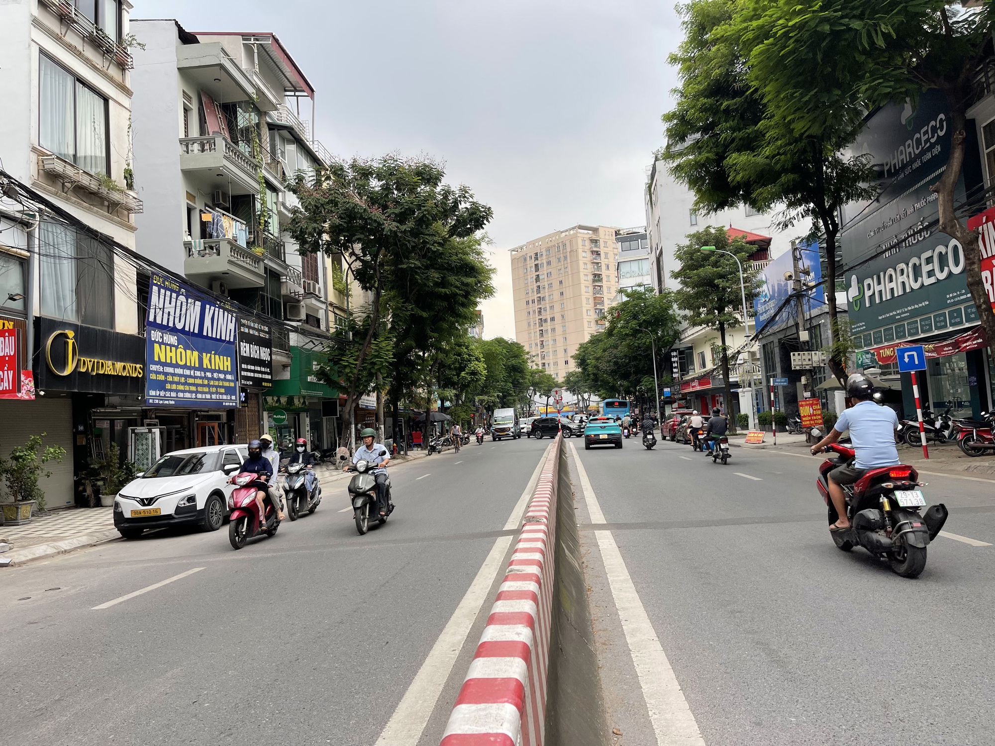Hà Nội tiến tới không còn xe máy chạy xăng trong vành đai 1: Cư dân chung cư sạc pin xe điện ở đâu?- Ảnh 1.