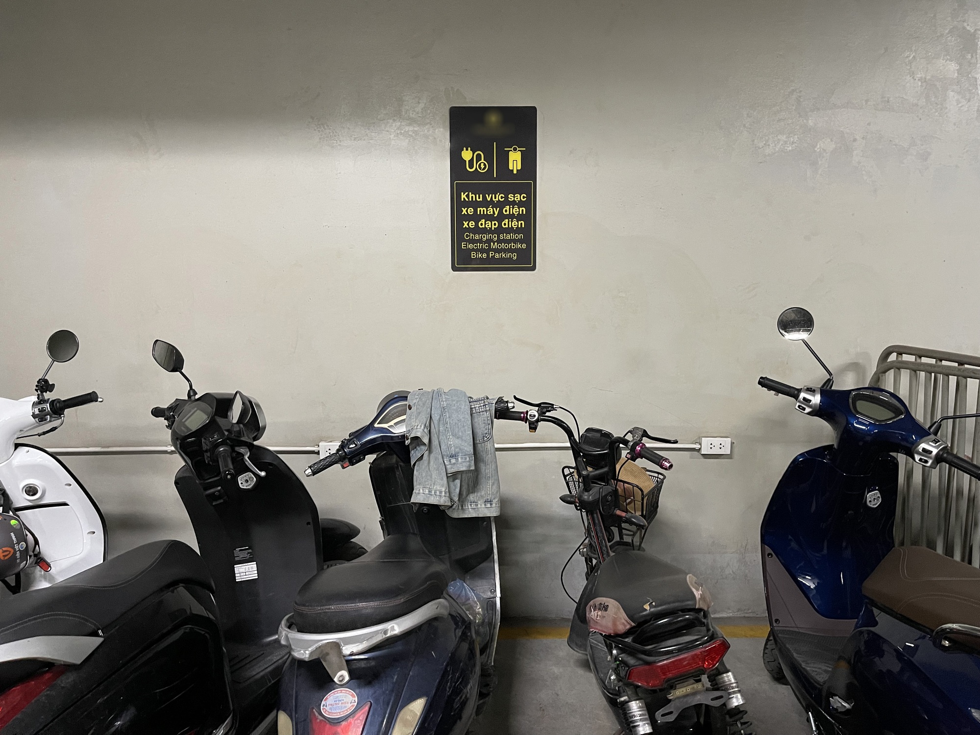 Hà Nội tiến tới không còn xe máy chạy xăng trong vành đai 1: Cư dân chung cư sạc pin xe điện ở đâu?- Ảnh 6.